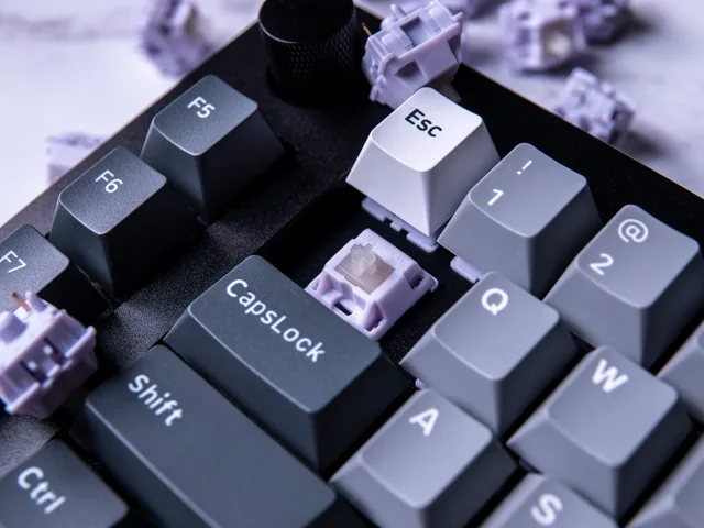 Keychron Q65 65% Mechanical Keyboard thumbnail 4